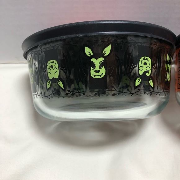 Lot 2 Pyrex Halloween 4 cup bowls Bats Mummy - Picture 7 of 8